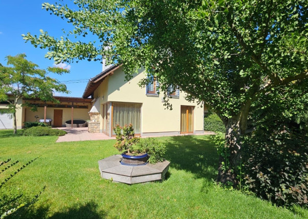 Areté real - Predaj veľmi pekného, výborne dispozične riešeného 5-izbového rodinného domu s garážou vo vyhľadávanej lokalite, obec Limbach, ul. Pri Kockách