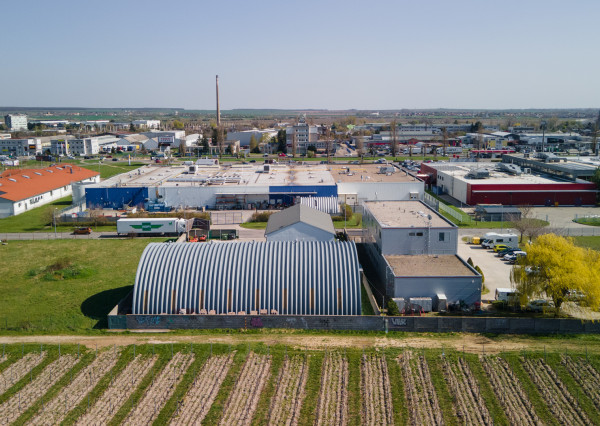 ARETÉ REAL – PREDAJ OBCHODNÉHO AREÁLU SO SKLADOVOU HALOU, BUDOVOU OBCHODU A SLUŽIEB A VONKAJŠÍM SKLADOM