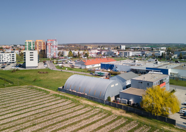 ARETÉ REAL – PREDAJ OBCHODNÉHO AREÁLU SO SKLADOVOU HALOU, BUDOVOU OBCHODU A SLUŽIEB A VONKAJŠÍM SKLADOM