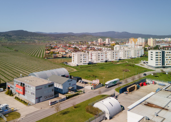 ARETÉ REAL – PREDAJ OBCHODNÉHO AREÁLU SO SKLADOVOU HALOU, BUDOVOU OBCHODU A SLUŽIEB A VONKAJŠÍM SKLADOM