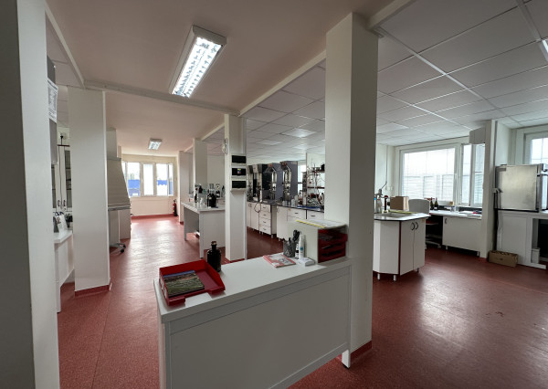 ARETÉ REAL – PREDAJ OBCHODNÉHO AREÁLU SO SKLADOVOU HALOU, BUDOVOU OBCHODU A SLUŽIEB A VONKAJŠÍM SKLADOM