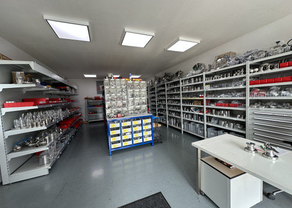 ARETÉ REAL – PREDAJ OBCHODNÉHO AREÁLU SO SKLADOVOU HALOU, BUDOVOU OBCHODU A SLUŽIEB A VONKAJŠÍM SKLADOM