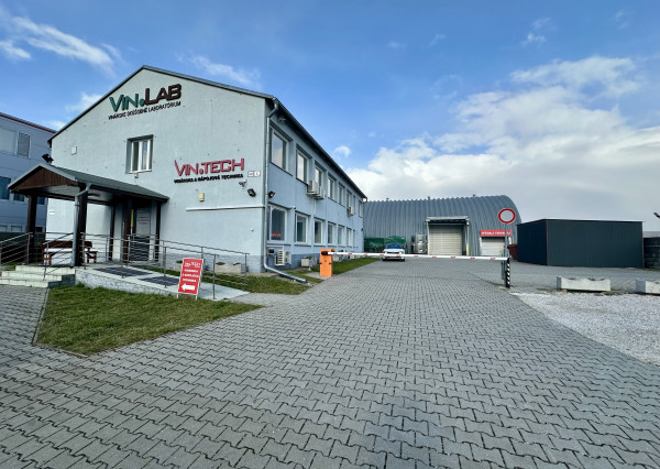 ARETÉ REAL – PREDAJ OBCHODNÉHO AREÁLU SO SKLADOVOU HALOU, BUDOVOU OBCHODU A SLUŽIEB A VONKAJŠÍM SKLADOM