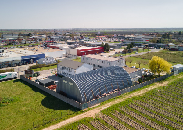 ARETÉ REAL – PREDAJ OBCHODNÉHO AREÁLU SO SKLADOVOU HALOU, BUDOVOU OBCHODU A SLUŽIEB A VONKAJŠÍM SKLADOM