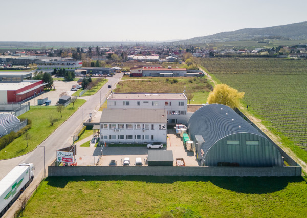 ARETÉ REAL – PREDAJ OBCHODNÉHO AREÁLU SO SKLADOVOU HALOU, BUDOVOU OBCHODU A SLUŽIEB A VONKAJŠÍM SKLADOM