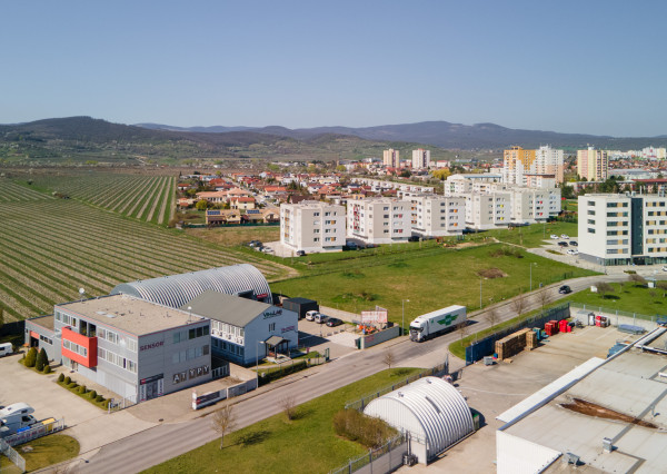 ARETÉ REAL – PREDAJ OBCHODNÉHO AREÁLU SO SKLADOVOU HALOU, BUDOVOU OBCHODU A SLUŽIEB A VONKAJŠÍM SKLADOM