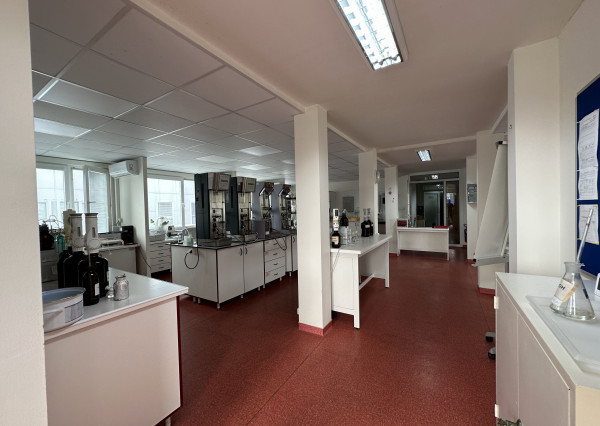 ARETÉ REAL – PREDAJ OBCHODNÉHO AREÁLU SO SKLADOVOU HALOU, BUDOVOU OBCHODU A SLUŽIEB A VONKAJŠÍM SKLADOM