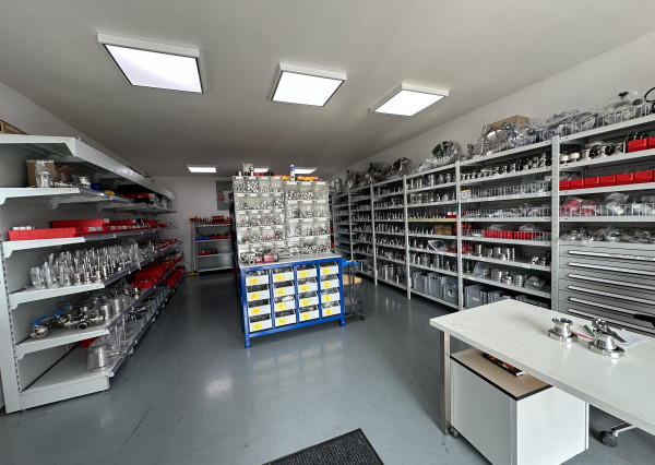 ARETÉ REAL – PREDAJ OBCHODNÉHO AREÁLU SO SKLADOVOU HALOU, BUDOVOU OBCHODU A SLUŽIEB A VONKAJŠÍM SKLADOM