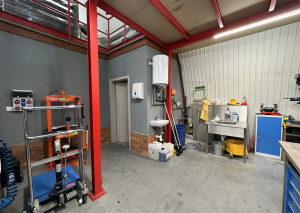 ARETÉ REAL – PREDAJ OBCHODNÉHO AREÁLU SO SKLADOVOU HALOU, BUDOVOU OBCHODU A SLUŽIEB A VONKAJŠÍM SKLADOM