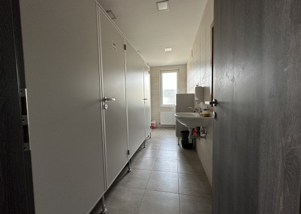 ARETÉ REAL – PREDAJ OBCHODNÉHO AREÁLU SO SKLADOVOU HALOU, BUDOVOU OBCHODU A SLUŽIEB A VONKAJŠÍM SKLADOM