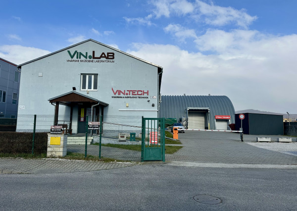 ARETÉ REAL – PREDAJ OBCHODNÉHO AREÁLU SO SKLADOVOU HALOU, BUDOVOU OBCHODU A SLUŽIEB A VONKAJŠÍM SKLADOM