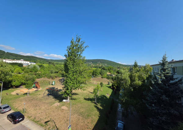 Arete real-Predaj priestranného 3-izbového  bytu s nádherným výhľadom na Malé Karpaty v zateplenom tehlovom bytovom dome, Bratislava,  Pri Bielom kríži