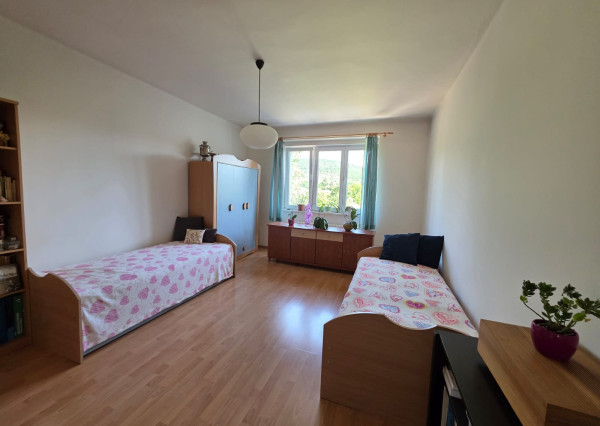 Arete real-Predaj priestranného 3-izbového  bytu s nádherným výhľadom na Malé Karpaty v zateplenom tehlovom bytovom dome, Bratislava,  Pri Bielom kríži