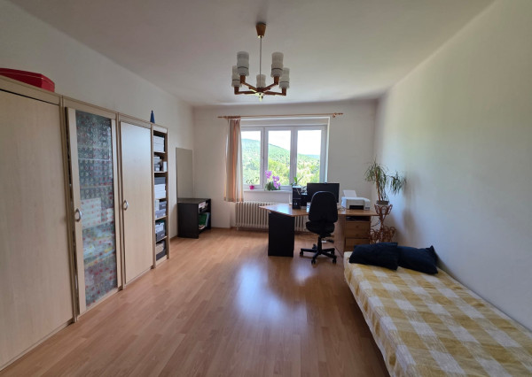 Arete real-Predaj priestranného 3-izbového  bytu s nádherným výhľadom na Malé Karpaty v zateplenom tehlovom bytovom dome, Bratislava,  Pri Bielom kríži