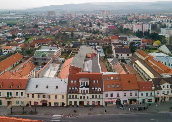 ARETÉ REAL - PREDAJ POLYFUNKČNEJ BUDOVY S MNOHÝM PRÍSLUŠENSTVOM A PARKOVISKOM, PEZINOK CENTRUM