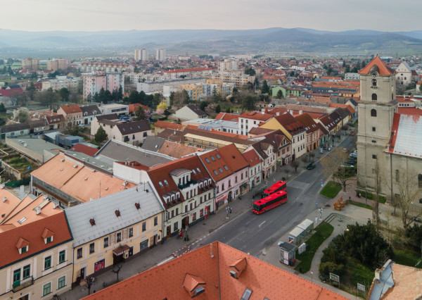 ARETÉ REAL - PREDAJ POLYFUNKČNEJ BUDOVY S MNOHÝM PRÍSLUŠENSTVOM A PARKOVISKOM, PEZINOK CENTRUM
