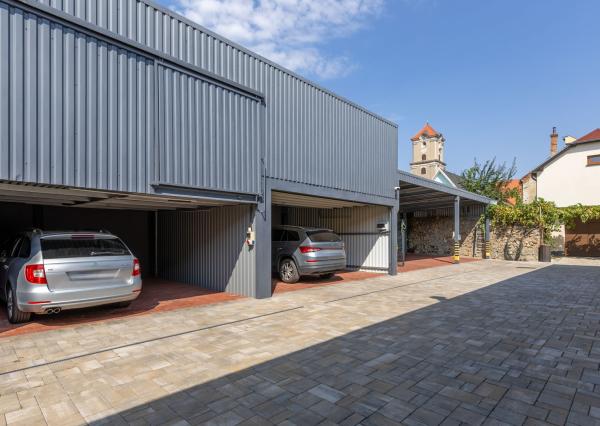 ARETÉ REAL - PREDAJ POLYFUNKČNEJ BUDOVY S MNOHÝM PRÍSLUŠENSTVOM A PARKOVISKOM, PEZINOK CENTRUM