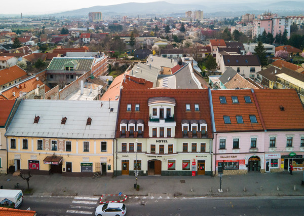 ARETÉ REAL - PREDAJ POLYFUNKČNEJ BUDOVY S MNOHÝM PRÍSLUŠENSTVOM A PARKOVISKOM, PEZINOK CENTRUM