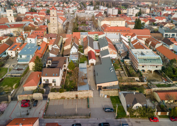 ARETÉ REAL - PREDAJ POLYFUNKČNEJ BUDOVY S MNOHÝM PRÍSLUŠENSTVOM A PARKOVISKOM, PEZINOK CENTRUM