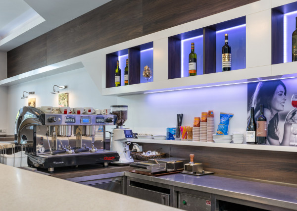 ARETÉ REAL - PREDAJ POLYFUNKČNEJ BUDOVY S MNOHÝM PRÍSLUŠENSTVOM A PARKOVISKOM, PEZINOK CENTRUM