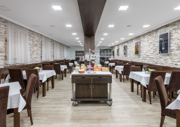 ARETÉ REAL - PREDAJ POLYFUNKČNEJ BUDOVY S MNOHÝM PRÍSLUŠENSTVOM A PARKOVISKOM, PEZINOK CENTRUM