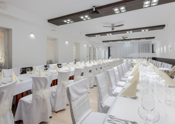 ARETÉ REAL - PREDAJ POLYFUNKČNEJ BUDOVY S MNOHÝM PRÍSLUŠENSTVOM A PARKOVISKOM, PEZINOK CENTRUM