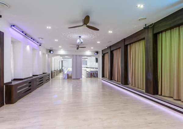 ARETÉ REAL - PREDAJ POLYFUNKČNEJ BUDOVY S MNOHÝM PRÍSLUŠENSTVOM A PARKOVISKOM, PEZINOK CENTRUM