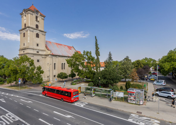 ARETÉ REAL - PREDAJ POLYFUNKČNEJ BUDOVY S MNOHÝM PRÍSLUŠENSTVOM A PARKOVISKOM, PEZINOK CENTRUM