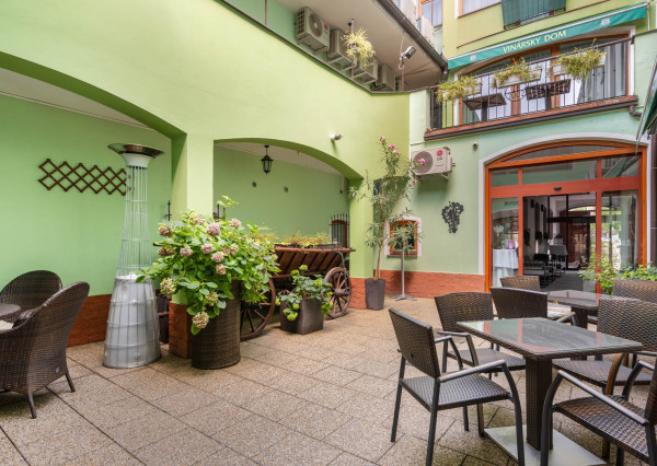 ARETÉ REAL - PREDAJ POLYFUNKČNEJ BUDOVY S MNOHÝM PRÍSLUŠENSTVOM A PARKOVISKOM, PEZINOK CENTRUM