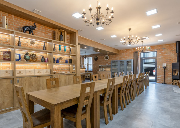 ARETÉ REAL - PREDAJ POLYFUNKČNEJ BUDOVY S MNOHÝM PRÍSLUŠENSTVOM A PARKOVISKOM, PEZINOK CENTRUM