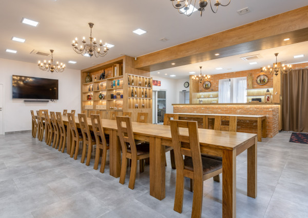 ARETÉ REAL - PREDAJ POLYFUNKČNEJ BUDOVY S MNOHÝM PRÍSLUŠENSTVOM A PARKOVISKOM, PEZINOK CENTRUM