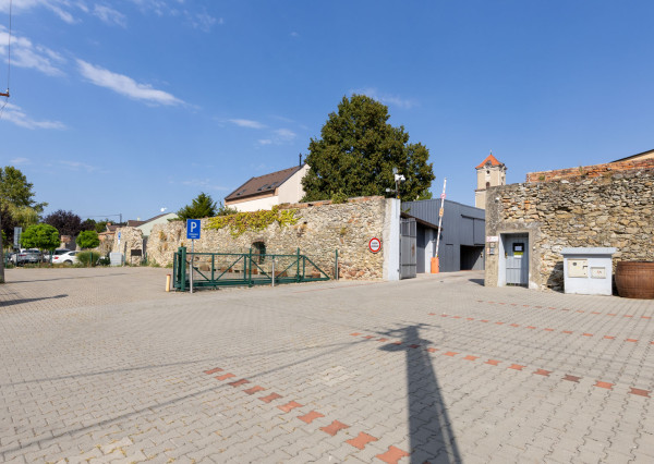 ARETÉ REAL - PREDAJ POLYFUNKČNEJ BUDOVY S MNOHÝM PRÍSLUŠENSTVOM A PARKOVISKOM, PEZINOK CENTRUM