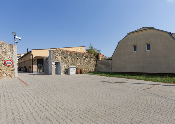 ARETÉ REAL - PREDAJ POLYFUNKČNEJ BUDOVY S MNOHÝM PRÍSLUŠENSTVOM A PARKOVISKOM, PEZINOK CENTRUM