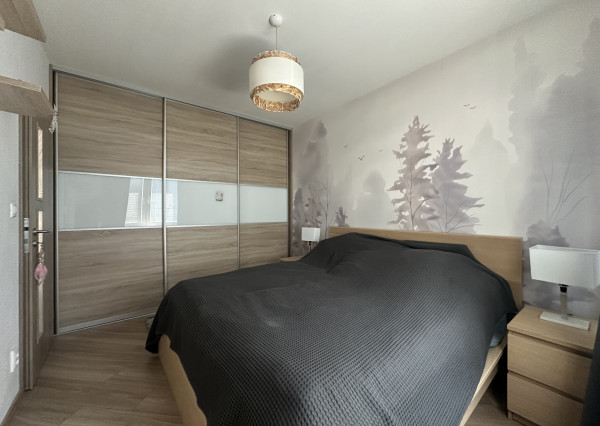 ARETÉ REAL – PRENÁJOM ZARIADENÉHO 2-IZBOVÉHO BYTU S PARKOVANÍM, ENERGIAMI A VEĽA INÉHO, PEZINOK, DONA SANDTNERA