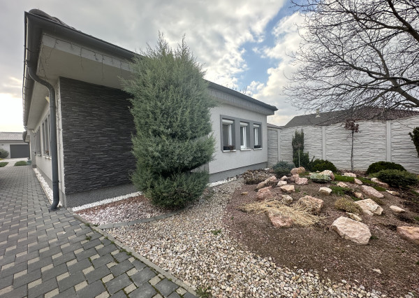 ARETÉ REAL - PREDAJ NOVOSTAVBY PRIESTRANNÉHO RODINNÉHO DOMU S DVOJGARÁŽOU, KAPLNA