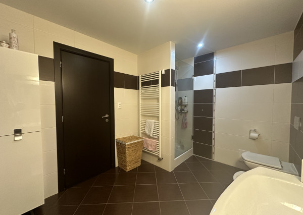 ARETÉ REAL - PREDAJ NOVOSTAVBY PRIESTRANNÉHO RODINNÉHO DOMU S DVOJGARÁŽOU, KAPLNA