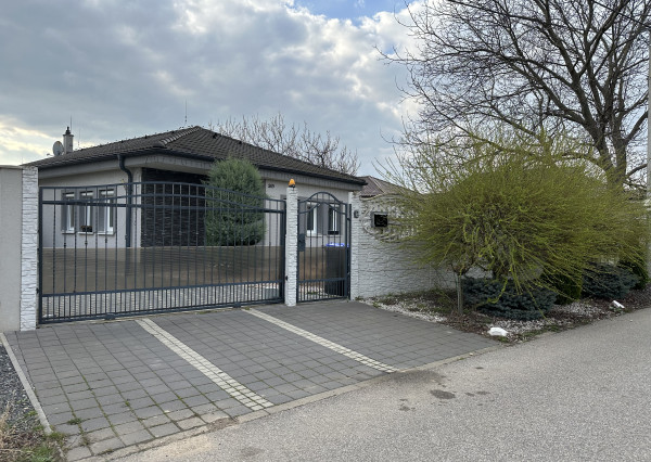 ARETÉ REAL - PREDAJ NOVOSTAVBY PRIESTRANNÉHO RODINNÉHO DOMU S DVOJGARÁŽOU, KAPLNA