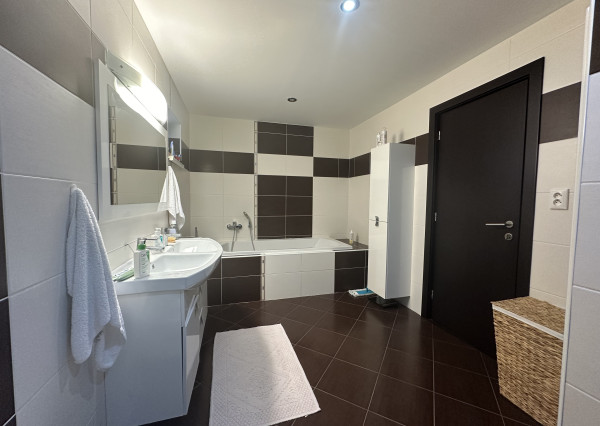 ARETÉ REAL - PREDAJ NOVOSTAVBY PRIESTRANNÉHO RODINNÉHO DOMU S DVOJGARÁŽOU, KAPLNA