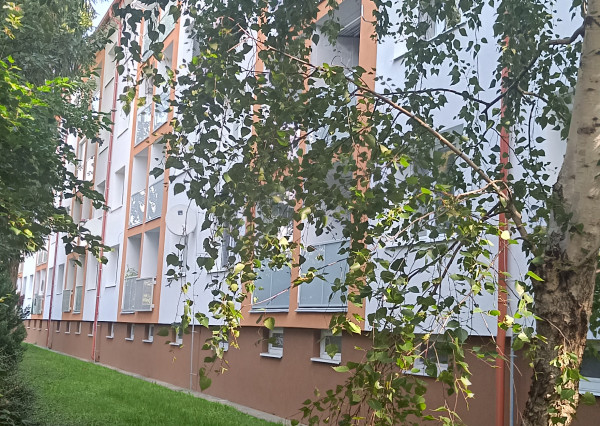 ARETÉ REAL-Predaj 2 izbového tehlového bytu v PEZINKU, centrum na skok, murovaná pivnica 6,15m2