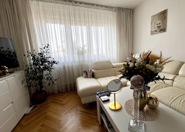 ARETÉ REAL-Predaj 2 izbového tehlového bytu v PEZINKU, centrum na skok, murovaná pivnica 6,15m2