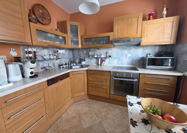 Areté real - Rezervovane,  Prenájom veľmi pekného, priestranného 3-izbového bytu s loggiou a 2 francúzskymi balkónmi, ul. dona Sandtnera, Pezinok