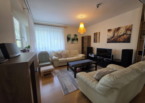 Areté real - Rezervovane,  Prenájom veľmi pekného, priestranného 3-izbového bytu s loggiou a 2 francúzskymi balkónmi, ul. dona Sandtnera, Pezinok