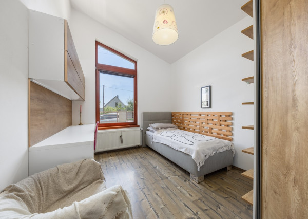 ARETÉ REAL – PREDAJ 4 -IZBOVÉHO RODINNÉHO DOMU S MNOHÝM PRÍSLUŠENSTVOM, BUDMERICE, PODHÁJSKA
