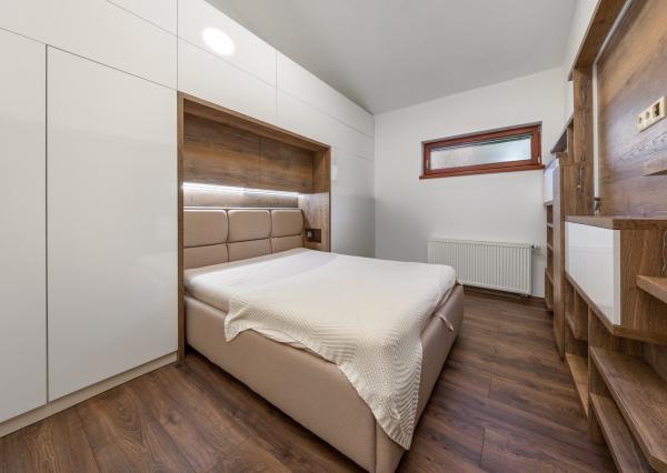 ARETÉ REAL – PREDAJ 4 -IZBOVÉHO RODINNÉHO DOMU S MNOHÝM PRÍSLUŠENSTVOM, BUDMERICE, PODHÁJSKA