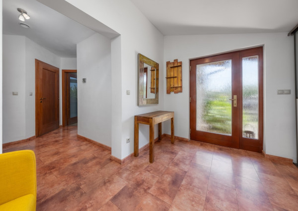 ARETÉ REAL – PREDAJ 4 -IZBOVÉHO RODINNÉHO DOMU S MNOHÝM PRÍSLUŠENSTVOM, BUDMERICE, PODHÁJSKA