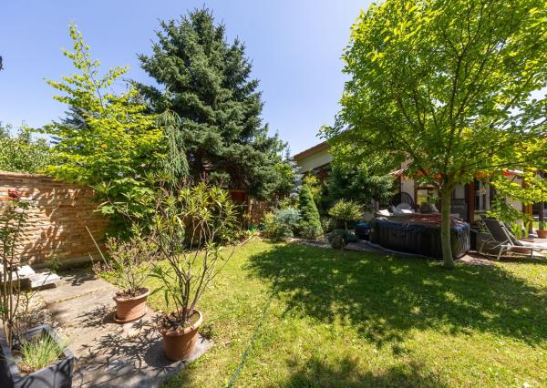 ARETÉ REAL – PREDAJ 4 -IZBOVÉHO RODINNÉHO DOMU S MNOHÝM PRÍSLUŠENSTVOM, BUDMERICE, PODHÁJSKA