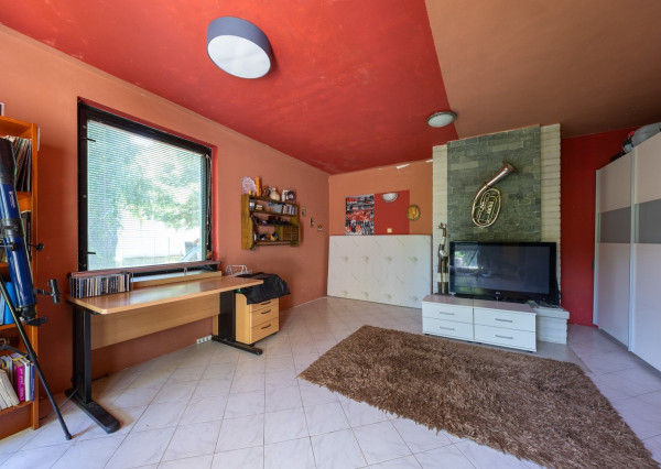 ARETÉ REAL – PREDAJ 4 -IZBOVÉHO RODINNÉHO DOMU S MNOHÝM PRÍSLUŠENSTVOM, BUDMERICE, PODHÁJSKA