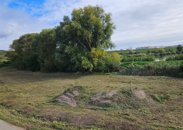 Areté real - Predaj jedinečného pozemku pri vode a pod lesom v atraktívnej lokalite, Pezinok- Rozálka