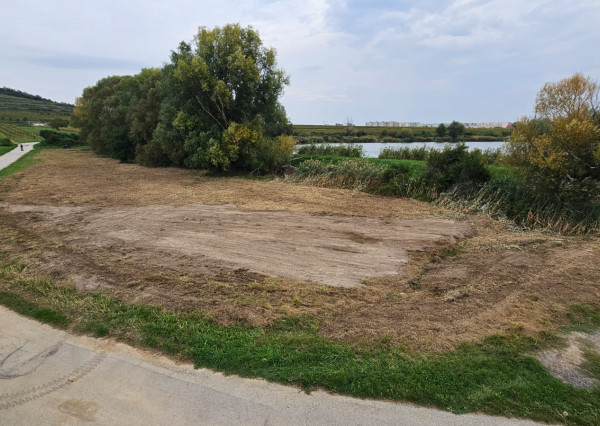 Areté real - Predaj jedinečného pozemku pri vode a pod lesom v atraktívnej lokalite, Pezinok- Rozálka