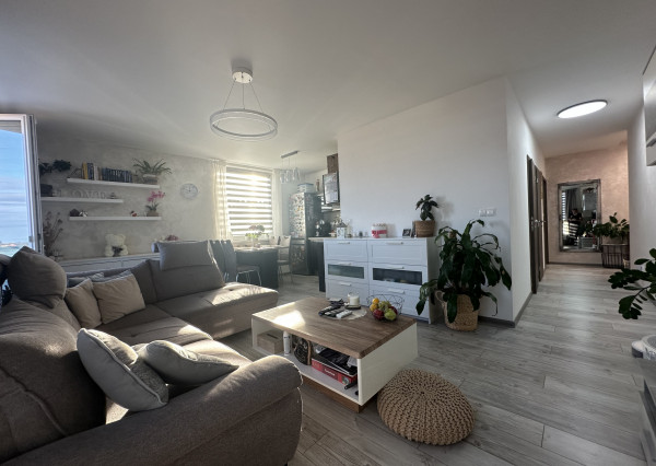 ARETÉ REAL - ZARIADENÝ 2-IZBOVÝ BYT S BALKÓNOM,  PARKOVACÍM MIESTOM, ENERGIAMI AJ INTERNETOM, SLOVENSKÝ GROB, RASTISLAVOVA